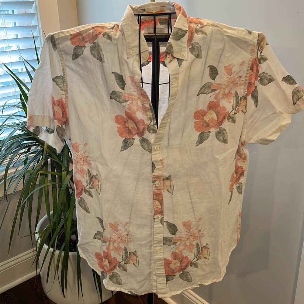 Denim and flower Ricky Singh. Mens floral button up short sleeve shirt. Size XL.